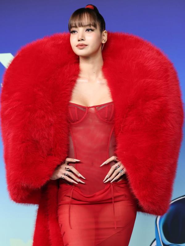Lisa (BLACKPINK) lên đồ "chặt chém" đến VMAs 2026 rồi nhẹ nhàng làm nên lịch sử- Ảnh 1.