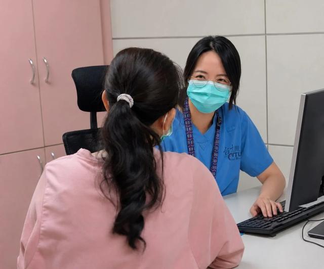 Người phụ nữ 65 tuổi giỏi tài chính đột nhiên nhìn hóa đơn không hiểu, không hiểu những câu chuyện cười, kết quả khám khiến ai cũng bất ngờ- Ảnh 4.