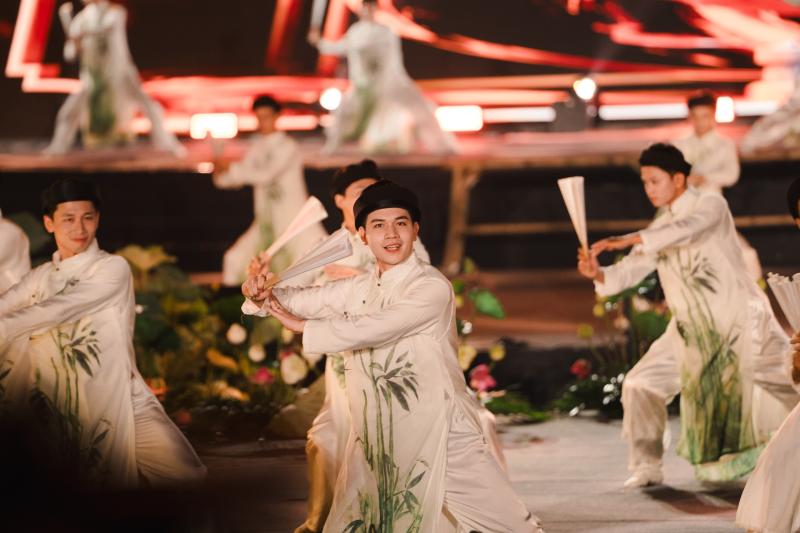 Bức tranh đa văn hóa mãn nhãn tại Festival Thăng Long 2026: Tùng Dương thăng hoa, kết nối dàn nghệ sĩ Việt và bạn bè quốc tế - Ảnh 13.