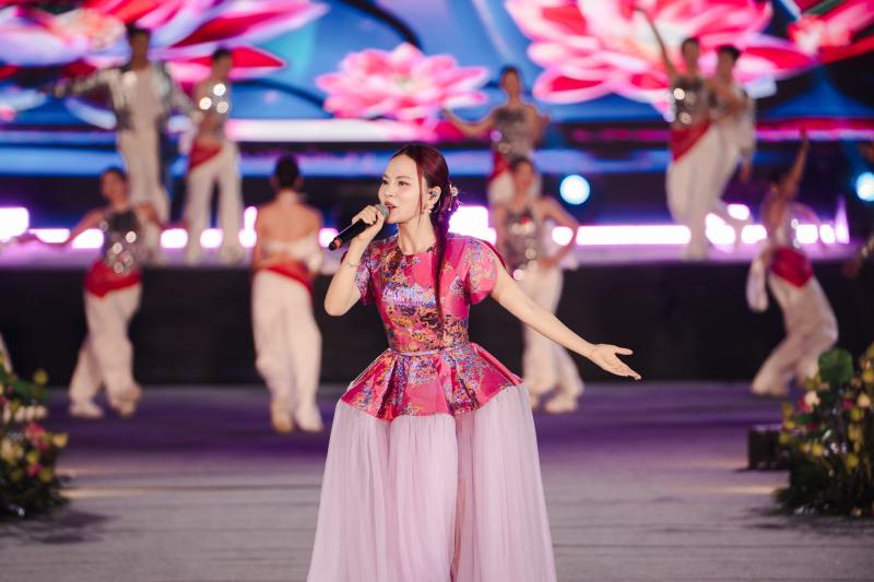 Bức tranh đa văn hóa mãn nhãn tại Festival Thăng Long 2026: Tùng Dương thăng hoa, kết nối dàn nghệ sĩ Việt và bạn bè quốc tế - Ảnh 9.