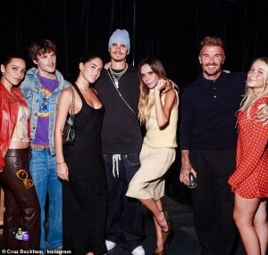 Nhà Beckham chia rẽ sâu sắc: Brooklyn xuất hiện bên vợ – Nicola ở Liên hoan phim Venice, David Beckham – Victoria đưa các con dự festival