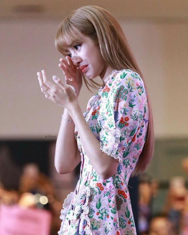 Lisa (BLACKPINK) đã hứng chịu điều gì thế này?- Ảnh 2.