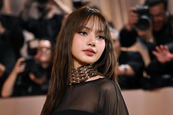 Lisa (BLACKPINK) xin lỗi vì phân biệt chủng tộc, phản ứng của netizen mới là điều bất ngờ- Ảnh 1.