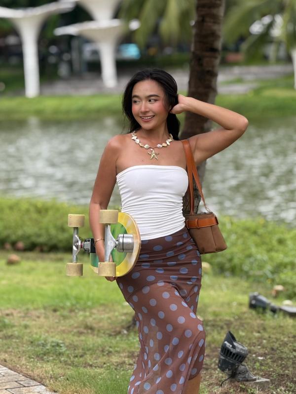 Cô gái ở TP.HCM dùng ván trượt đi chợ, ai gặp cũng ngoái nhìn: “Cuộc sống của mình gói trong 3 chữ” - Ảnh 1.