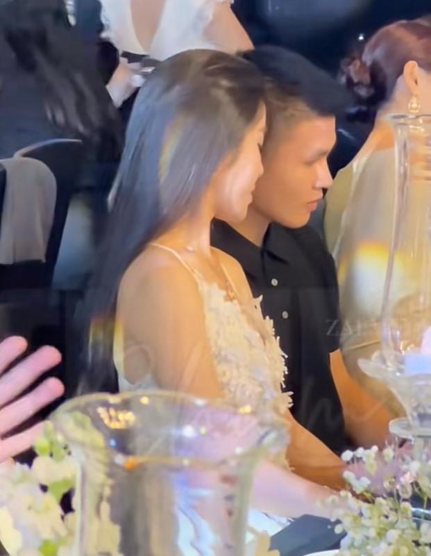 Chu Thanh Huyền lên đồ xinh đẹp sánh đôi cùng Quang Hải - Ảnh 2.