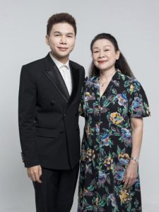 Mẹ là cô giáo dạy nhạc cho cả showbiz, ca sĩ Việt cứ cất giọng có ngay hit bự cả nước thuộc