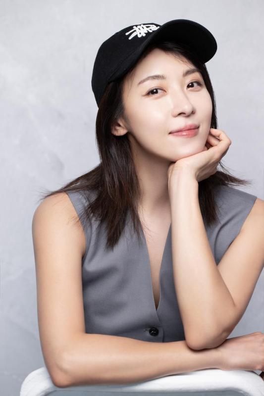 Mỹ nhân showbiz tự "hủy hoại" nhan sắc tuổi 48: Bỏ rửa mặt, cạo lông mày để đổi lấy 2 tuần tàn tạ đến khó tin- Ảnh 4.