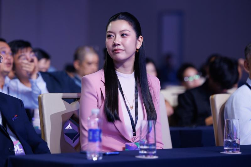 Thuỳ Anh - Chế Nguyễn Quỳnh Châu "đua" visual, vợ chồng Anh Đức và loạt cặp đôi tình tứ xuất hiện tại KOL Summit 2026 - Ảnh 5.