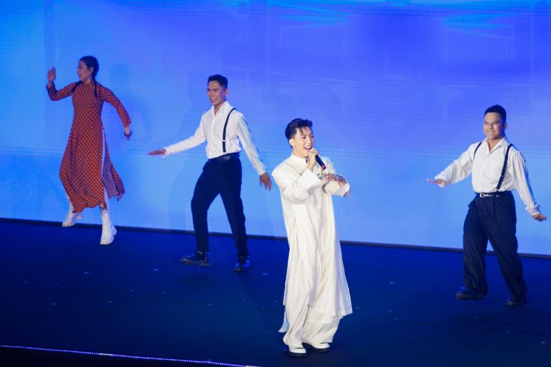 "Đã mắt, đã tai" với visual cực phẩm của Anh Tú và giọng hát "khủng" của Lâm Bảo Ngọc tại KOL Summit 2026- Ảnh 3.
