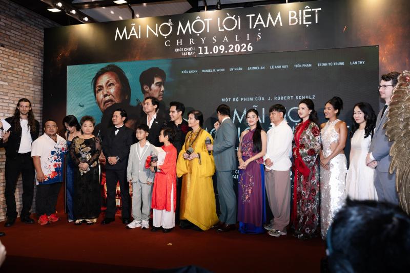 Thảm đỏ HOT nhất hôm nay: Lê Phương - Minh Anh sắc vóc quá bén, 1 cặp đôi công khai hôn nhau ngọt muốn xỉu- Ảnh 1.