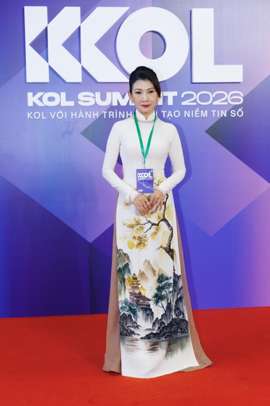 Hương Giang, H'Hen Niê, Thiều Bảo Trâm khoe sắc tưng bừng, Song Luân - Hùng Huỳnh đẹp chấp cam thường đổ bộ KOL Summit 2026 - Ảnh 2.