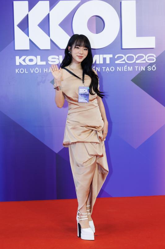 Hương Giang, H'Hen Niê, Thiều Bảo Trâm khoe sắc tưng bừng, Song Luân - Hùng Huỳnh đẹp chấp cam thường đổ bộ KOL Summit 2026 - Ảnh 7.