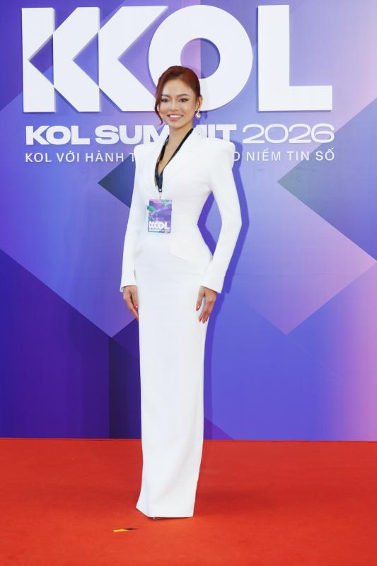 Hương Giang, H'Hen Niê, Thiều Bảo Trâm khoe sắc tưng bừng, Song Luân - Hùng Huỳnh đẹp chấp cam thường đổ bộ KOL Summit 2026 - Ảnh 6.