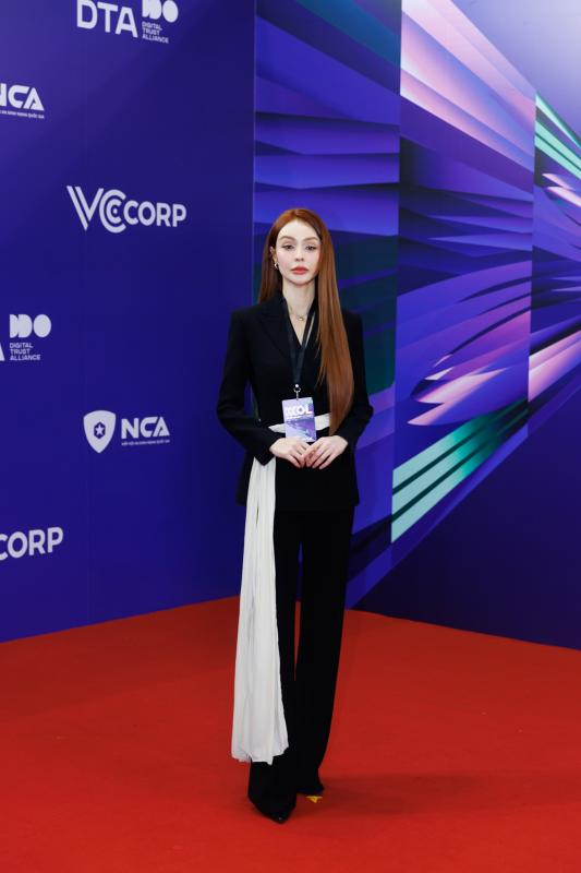Hương Giang, H'Hen Niê, Thiều Bảo Trâm khoe sắc tưng bừng, Song Luân - Hùng Huỳnh đẹp chấp cam thường đổ bộ KOL Summit 2026 - Ảnh 5.