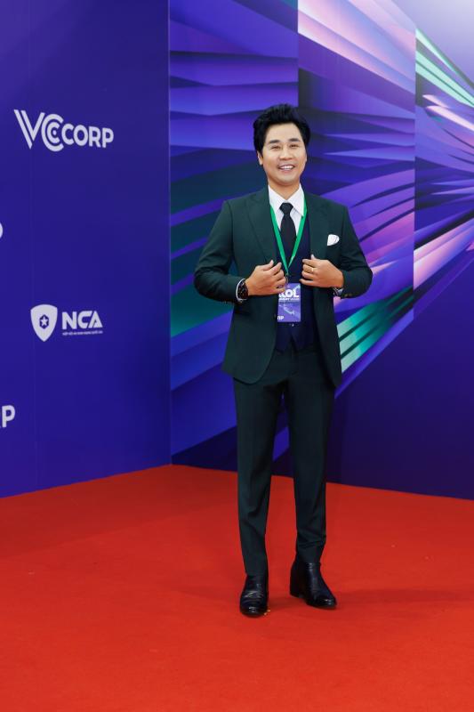Hương Giang, H'Hen Niê, Thiều Bảo Trâm khoe sắc tưng bừng, Song Luân - Hùng Huỳnh đẹp chấp cam thường đổ bộ KOL Summit 2026 - Ảnh 16.