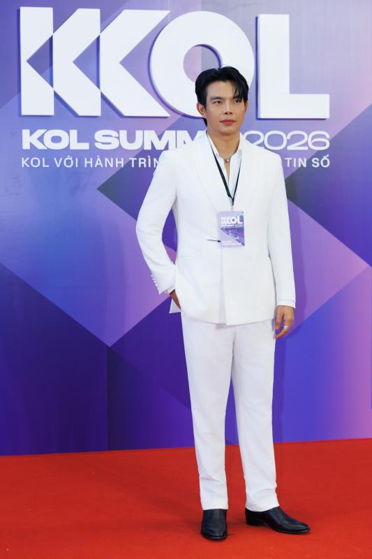 Hương Giang, H'Hen Niê, Thiều Bảo Trâm khoe sắc tưng bừng, Song Luân - Hùng Huỳnh đẹp chấp cam thường đổ bộ KOL Summit 2026 - Ảnh 13.