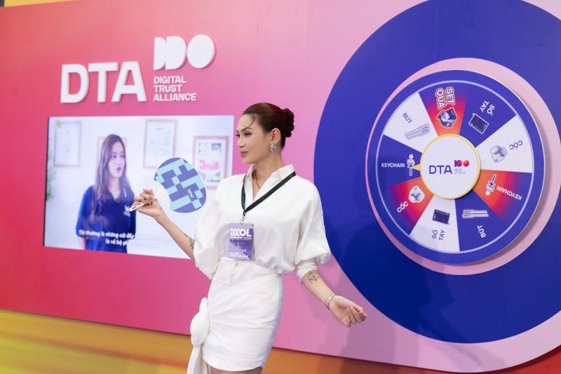 Hương Giang, H'Hen Niê, Thiều Bảo Trâm khoe sắc tưng bừng, Song Luân - Hùng Huỳnh đẹp chấp cam thường đổ bộ KOL Summit 2026 - Ảnh 10.