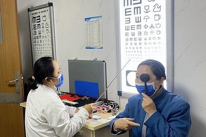 Hành vi gây hại nhất cho mắt không phải nhìn điện thoại mà là thường xuyên làm 8 điều này- Ảnh 1.