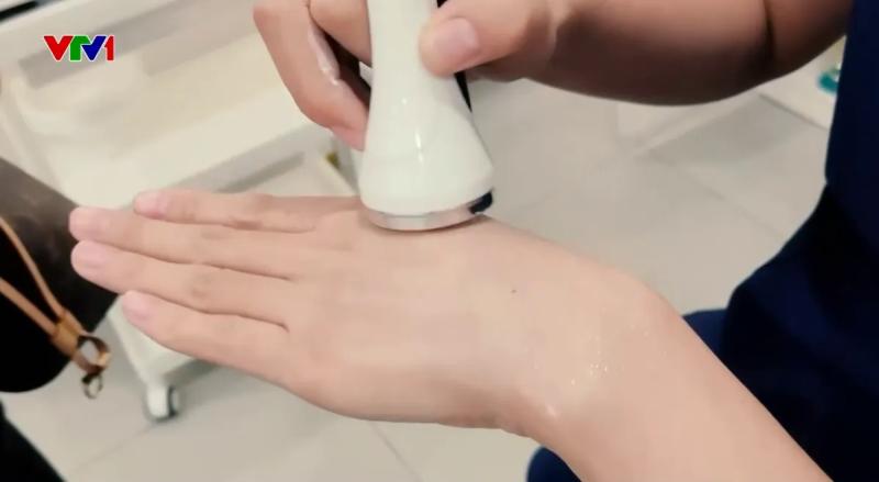 “Tiền mất, tật mang” sau khi trải nghiệm dịch vụ làm trắng da- Ảnh 2.