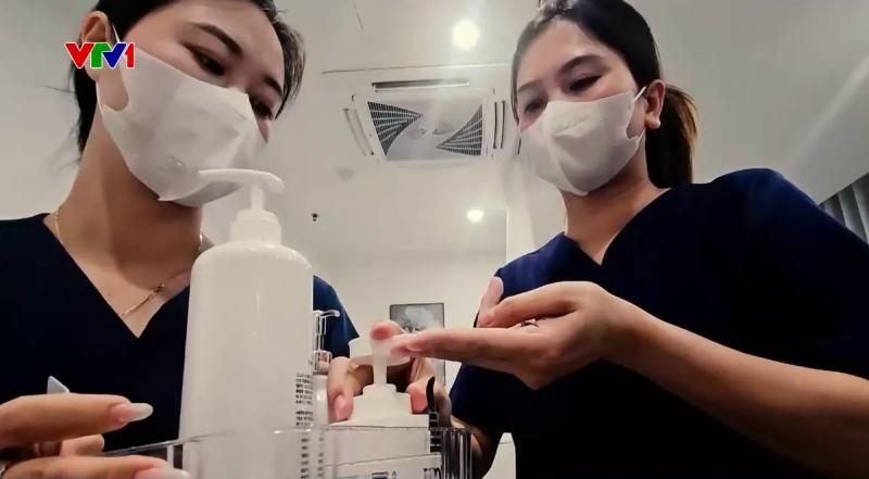 “Tiền mất, tật mang” sau khi trải nghiệm dịch vụ làm trắng da- Ảnh 1.