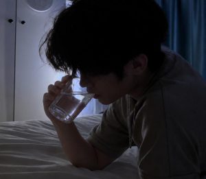 Lời khuyên cho những người thích uống nước trước khi đi ngủ