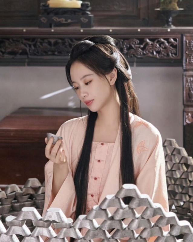 Loạt vai phụ át vía Đàm Tùng Vận trong Lan Hương như cố - Ảnh 2.