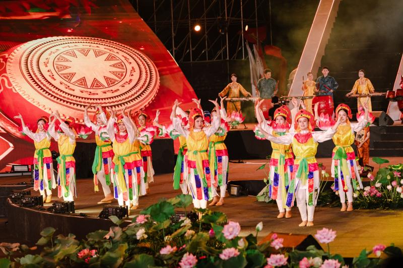 Bức tranh đa văn hóa mãn nhãn tại Festival Thăng Long 2026: Tùng Dương thăng hoa, kết nối dàn nghệ sĩ Việt và bạn bè quốc tế - Ảnh 14.