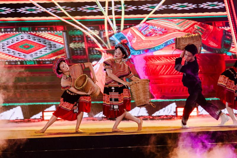 Bức tranh đa văn hóa mãn nhãn tại Festival Thăng Long 2026: Tùng Dương thăng hoa, kết nối dàn nghệ sĩ Việt và bạn bè quốc tế - Ảnh 16.