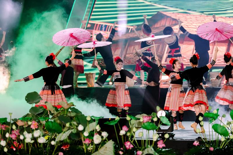 Bức tranh đa văn hóa mãn nhãn tại Festival Thăng Long 2026: Tùng Dương thăng hoa, kết nối dàn nghệ sĩ Việt và bạn bè quốc tế - Ảnh 15.