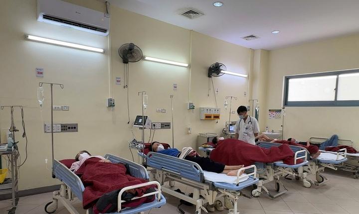 Huế tạm ngưng bếp ăn tập thể ở công ty dệt may, số ca nghi ngộ độc vẫn tăng- Ảnh 1.