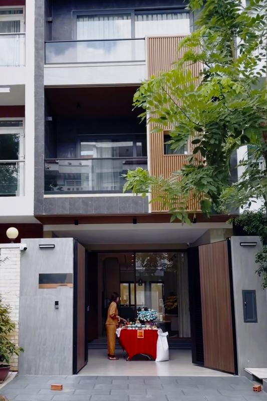 Nam nghệ sĩ cưới mẹ đơn thân kém 37 tuổi: Xây biệt thự 4 tầng làm quà, "cưng vợ như trứng mỏng"- Ảnh 3.