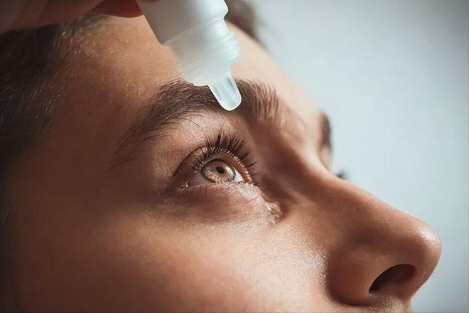 Hành vi gây hại nhất cho mắt không phải nhìn điện thoại mà là thường xuyên làm 8 điều này- Ảnh 2.
