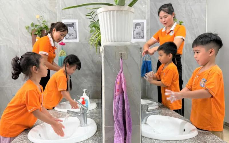 Bộ Y tế: Gần 100.000 ca tay chân miệng, tăng cường phòng bệnh tại trường học - Ảnh 1.