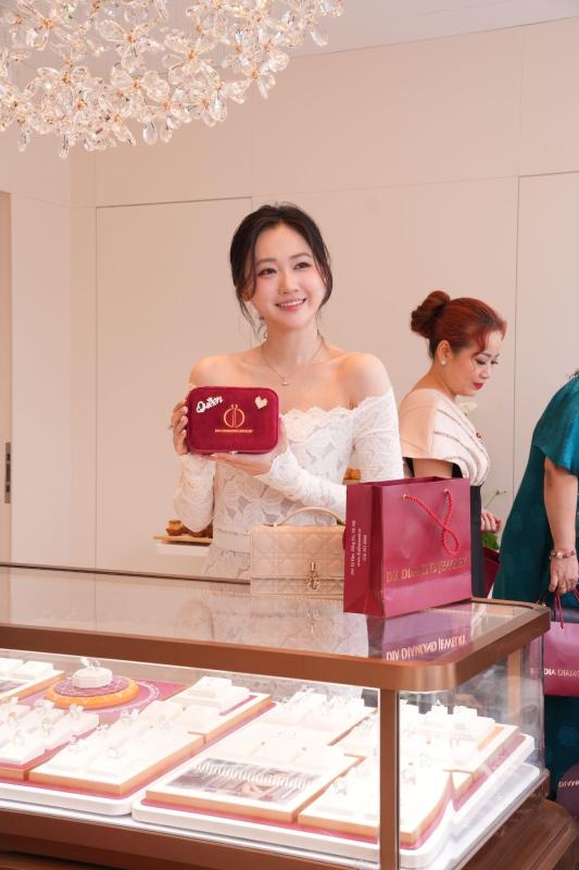 20/10, phụ nữ trẻ chọn kim cương cho dấu mốc nào? - Ảnh 1.