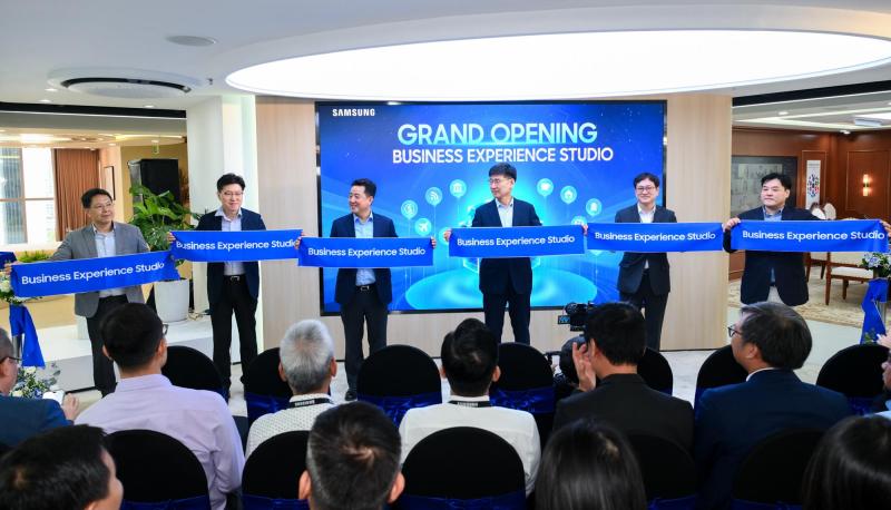 Bên trong không gian 522 m² Samsung vừa mở giữa Hà Nội: màn hình 3D không cần kính, màn hình tiêu thụ 0,00 W và một trung tâm điều hành thu nhỏ - Ảnh 1.