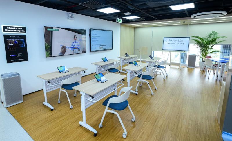 Bên trong không gian 522 m² Samsung vừa mở giữa Hà Nội: màn hình 3D không cần kính, màn hình tiêu thụ 0,00 W và một trung tâm điều hành thu nhỏ - Ảnh 4.