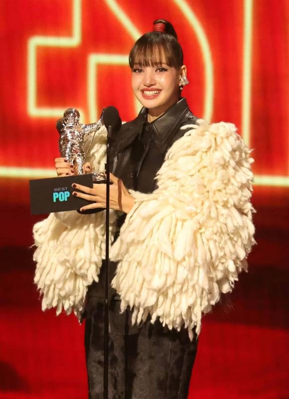 Lisa (BLACKPINK) lên đồ "chặt chém" đến VMAs 2026 rồi nhẹ nhàng làm nên lịch sử- Ảnh 6.