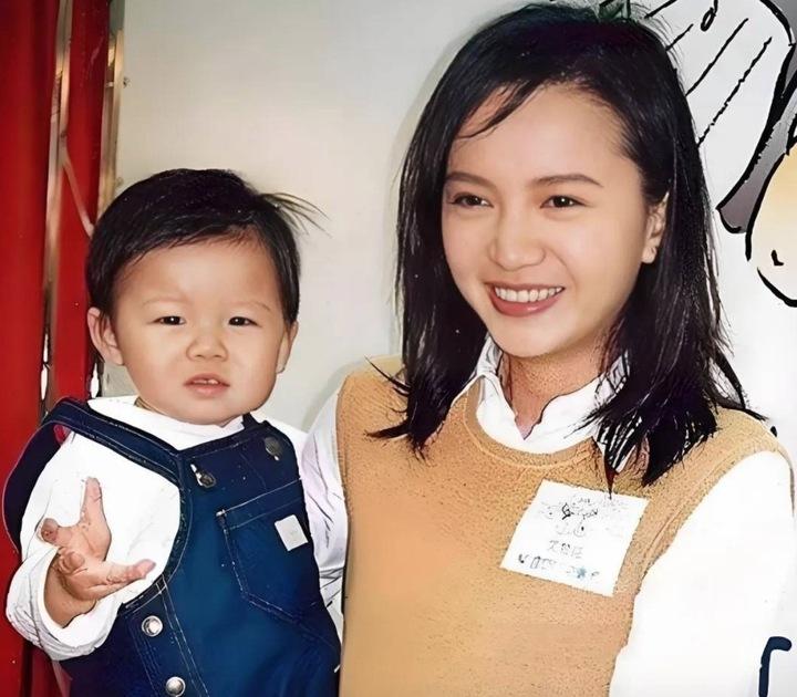 "Ngọc nữ vạn người mê" từ bỏ hào quang, làm mẹ đơn thân hơn 2 thập kỷ- Ảnh 3.