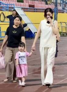 Đỗ Mỹ Linh khoe nhan sắc rạng rỡ, ngại ngùng chạy lên xế hộp "trốn" cam thường sau trận đấu của Hà Nội FC