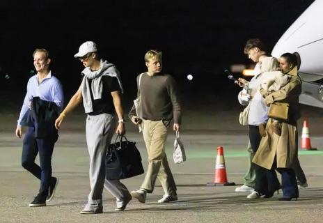 Paparazzi tóm cảnh thánh meme Haaland bước xuống từ máy bay, bạn gái bế con lặng lẽ ở phía sau  - Ảnh 1.