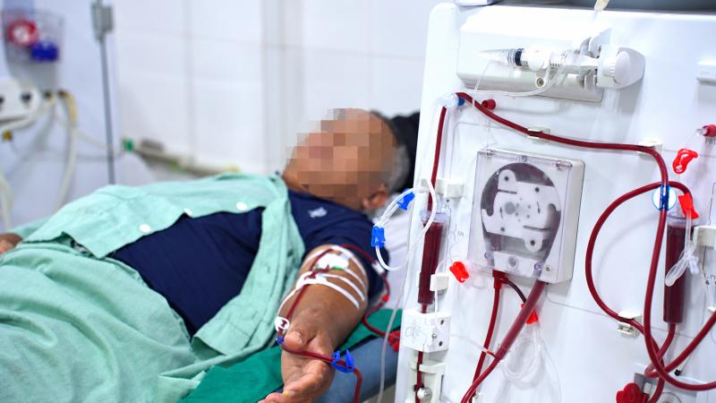 Người đàn ông 50 tuổi đang khỏe mạnh bỗng suy thận cấp, bác sĩ giật mình khi biết nguyên nhân - Ảnh 2.