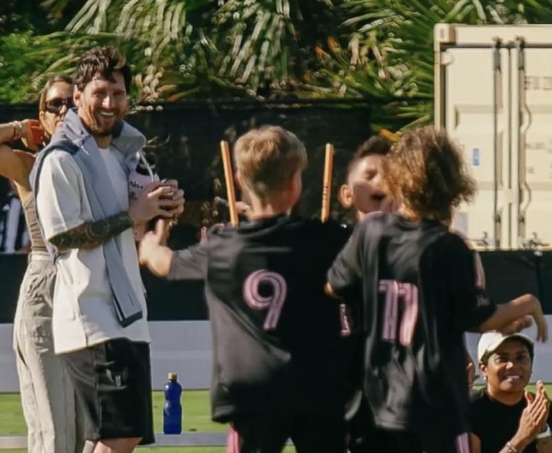 Cứ thong dong như Messi: Tối đi thi đấu, ngày nắm tay vợ đi xem con trai tập luyện sau khi từ giã đội tuyển- Ảnh 5.