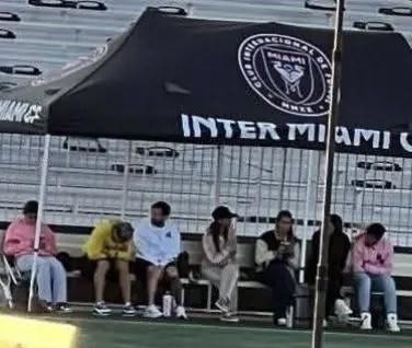 Cứ thong dong như Messi: Tối đi thi đấu, ngày nắm tay vợ đi xem con trai tập luyện sau khi từ giã đội tuyển- Ảnh 4.