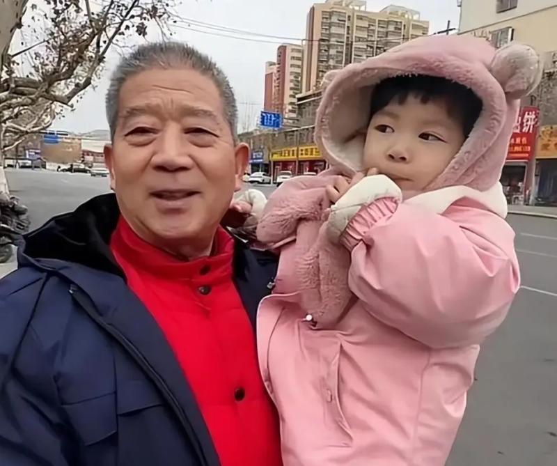 Sinh con ở tuổi 67, người mẹ nay nằm viện, con gái nhỏ mới 7 tuổi cũng phải sớm thích nghi với nhiều thiệt thòi- Ảnh 3.