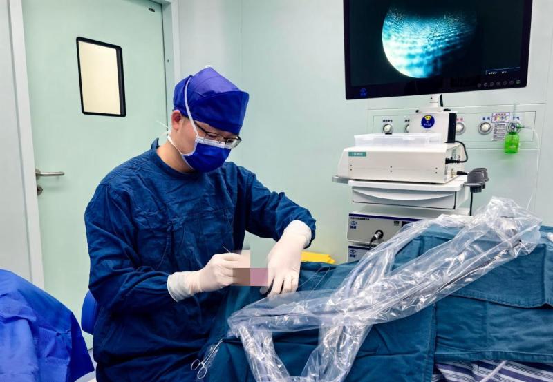 Sáng ngủ dậy nước mắt “dính như keo”, người phụ nữ đi khám phát hiện điều bất ngờ - Ảnh 2.