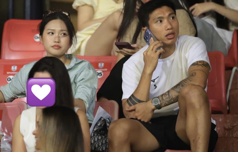 Văn Hậu bị cấm thi đấu, ngậm ngùi ngồi khán đài cùng Doãn Hải My- Ảnh 2.