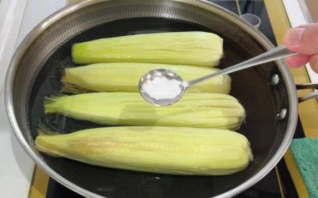 Luộc ngô đừng chỉ biết thêm đường: Thêm 2 thứ "bột trắng" này đảm bảo ngô vừa dẻo vừa ngọt, thơm nức mũi - Ảnh 4.
