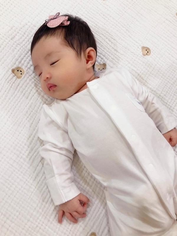 Em bé Vbiz vừa sinh đã có bức ảnh 1,5 triệu like: Tiểu thư tập đoàn nhựa, lớn lên xinh như Chương Nhược Nam- Ảnh 1.