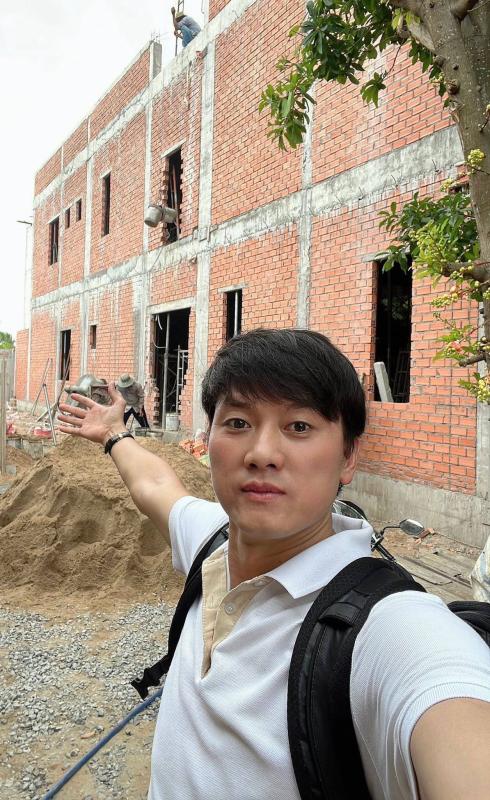 Nam nghệ sĩ quê Long An xây nhà cho anh trai sau khi tặng nhà 10 phòng ngủ cho cha mẹ- Ảnh 4.