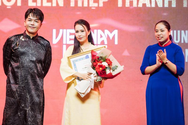 Chị gái ca sĩ giàu nhất Việt Nam: Ở biệt thự trăm tỷ chỉ mê hái rau, được nhận bằng khen danh giá cấp quốc gia- Ảnh 5.